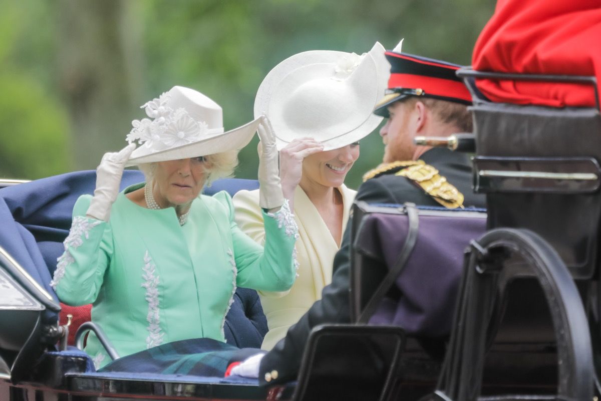 TRKKP6 Londra, Marea Britanie. 08 iunie 2019. ASR Catherine, ducesa de Cambridge și ASR Camilla, ducesa de Cornwall, își țin pălăriile în timp ce împart o trăsură deschisă de-a lungul The Mall într-o zi cu vânt. Trooping the Color, The Queen