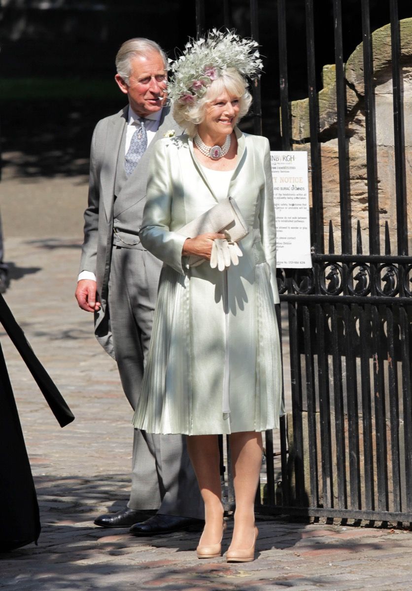 DAP7NA Принц Чарлз и херцогиня Камила пристигат за сватбената церемония на Зара Филипс и Майк Тиндал в Единбург, Великобритания, 30 юли 2011 г. Зара е внучка на кралицата, Майк Тиндал, известен играч на ръгби. Снимка: Алберт Нибоер