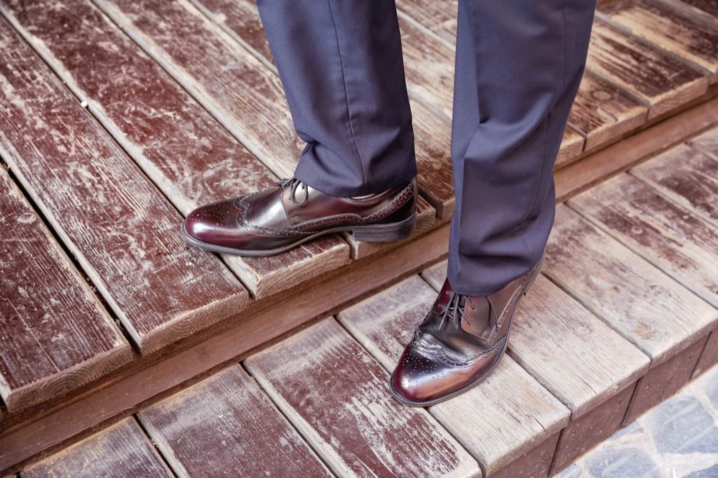 rjavi čevlji in hlače, moški - kako se obleči nad 50 let