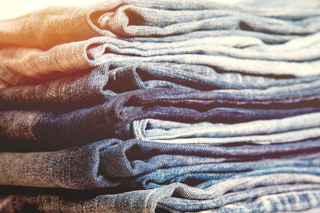 pila de jeans de mezclilla azul - cómo vestirse más de 50