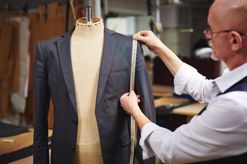 krojač, ki meri blazer s trakom - kako se obleči nad 50 let