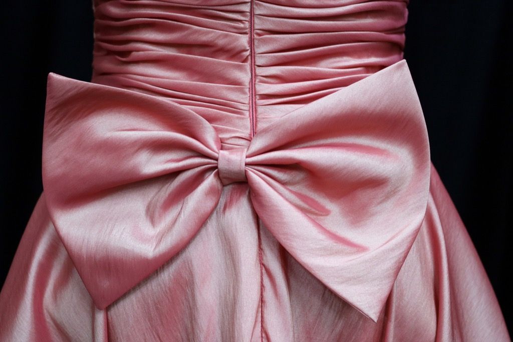 liels rozā loks uz kleitas - kā ģērbties virs 50 gadiem
