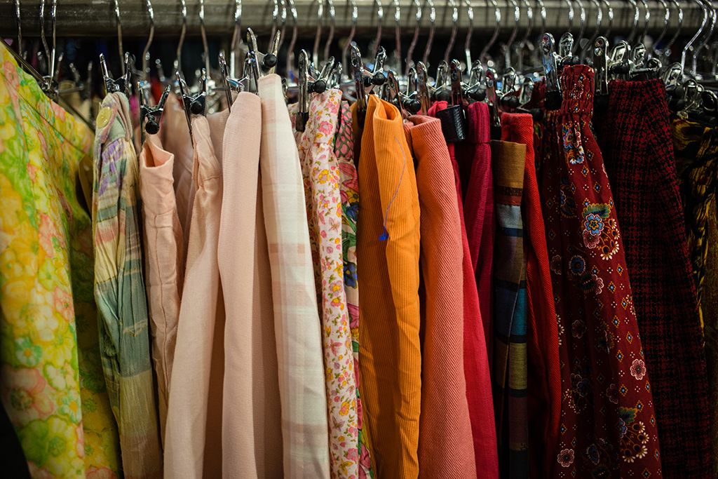 krāsaini svārki, kas karājas uz drēbju pakaramā - kā ģērbties virs 50 gadiem