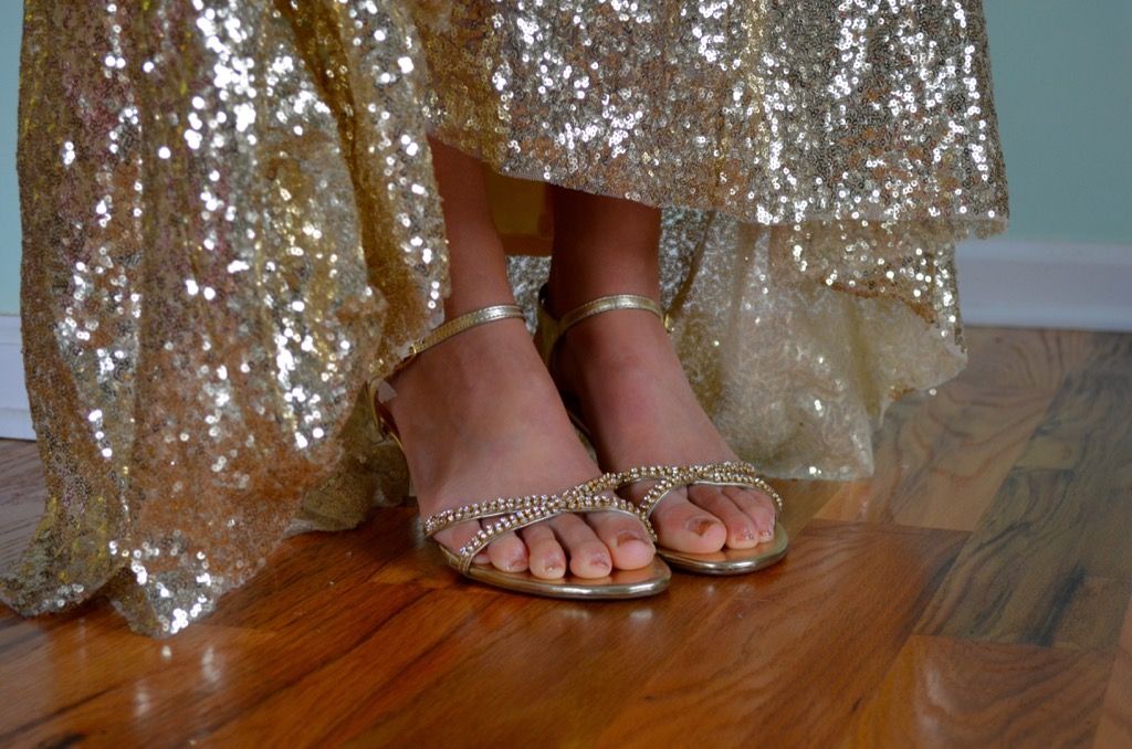 blizgi auksinė suknelė ir auksiniai batai - kaip apsirengti virš 50 metų