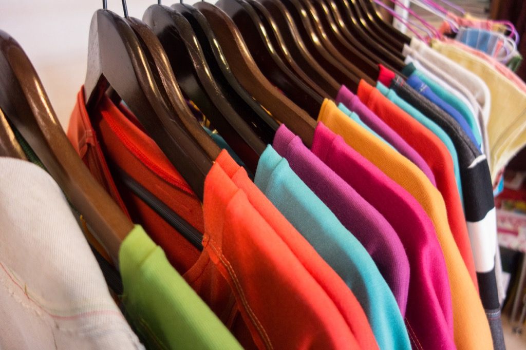 värikkäät villapaidat telineellä - miten pukeutua yli 50