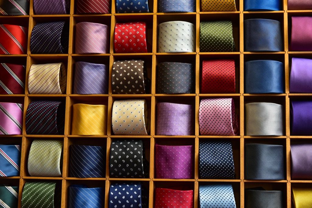 un montón de corbatas en un organizador de corbatas: cómo vestirse más de 50