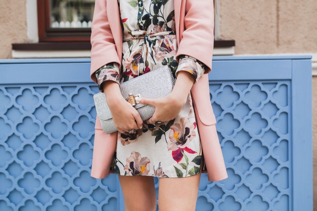 жена, облечена с флорална рокля и блейзър - как да се облечете над 50