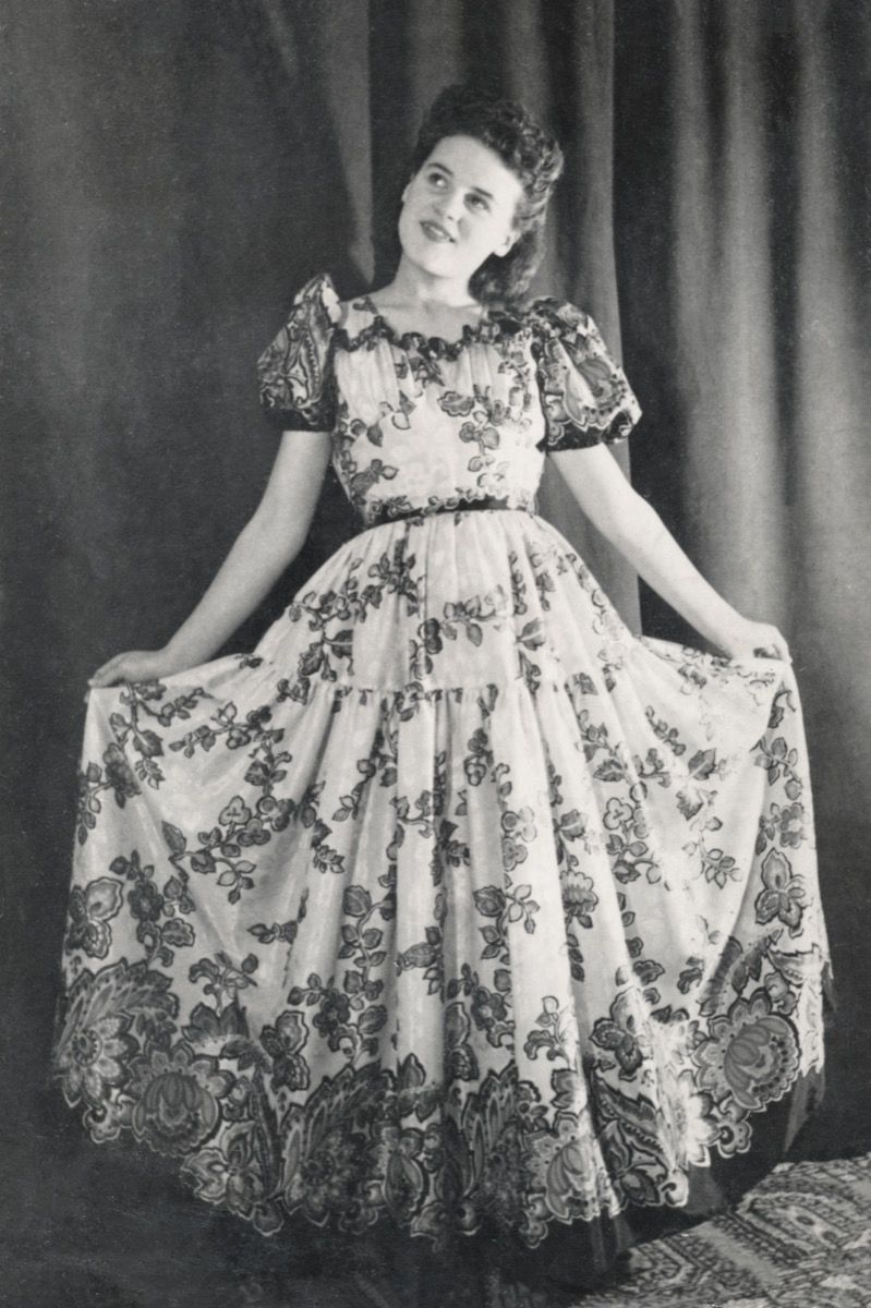 kvinde iført en lampeskærmskjole i slutningen af ​​1940