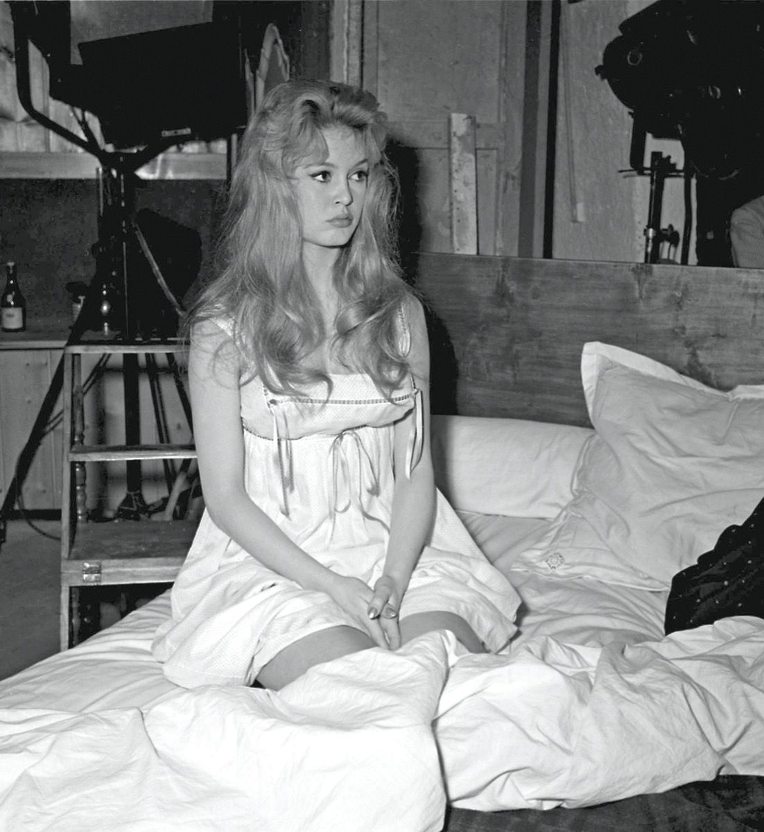 brigitte bardot trong chiếc váy ngủ màu trắng