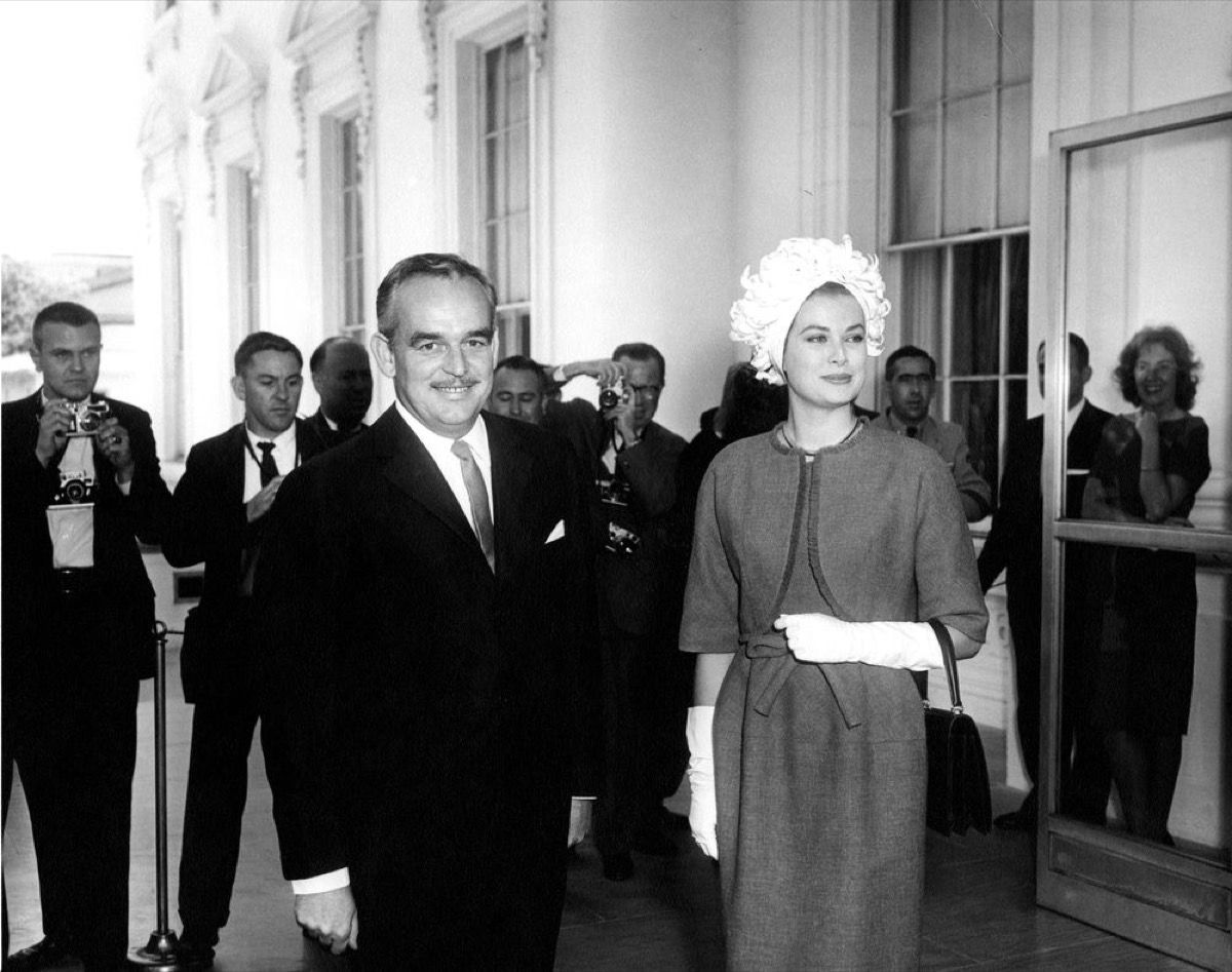 ग्रेस केली 1961 में व्हाइट हाउस में पगड़ी पहनती हैं, शर्मनाक शैली