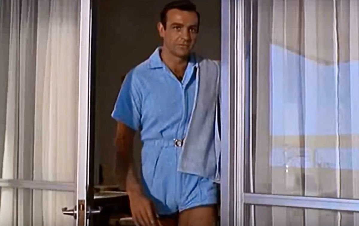 Sean Connery v Goldfingerovi v mužském romperu