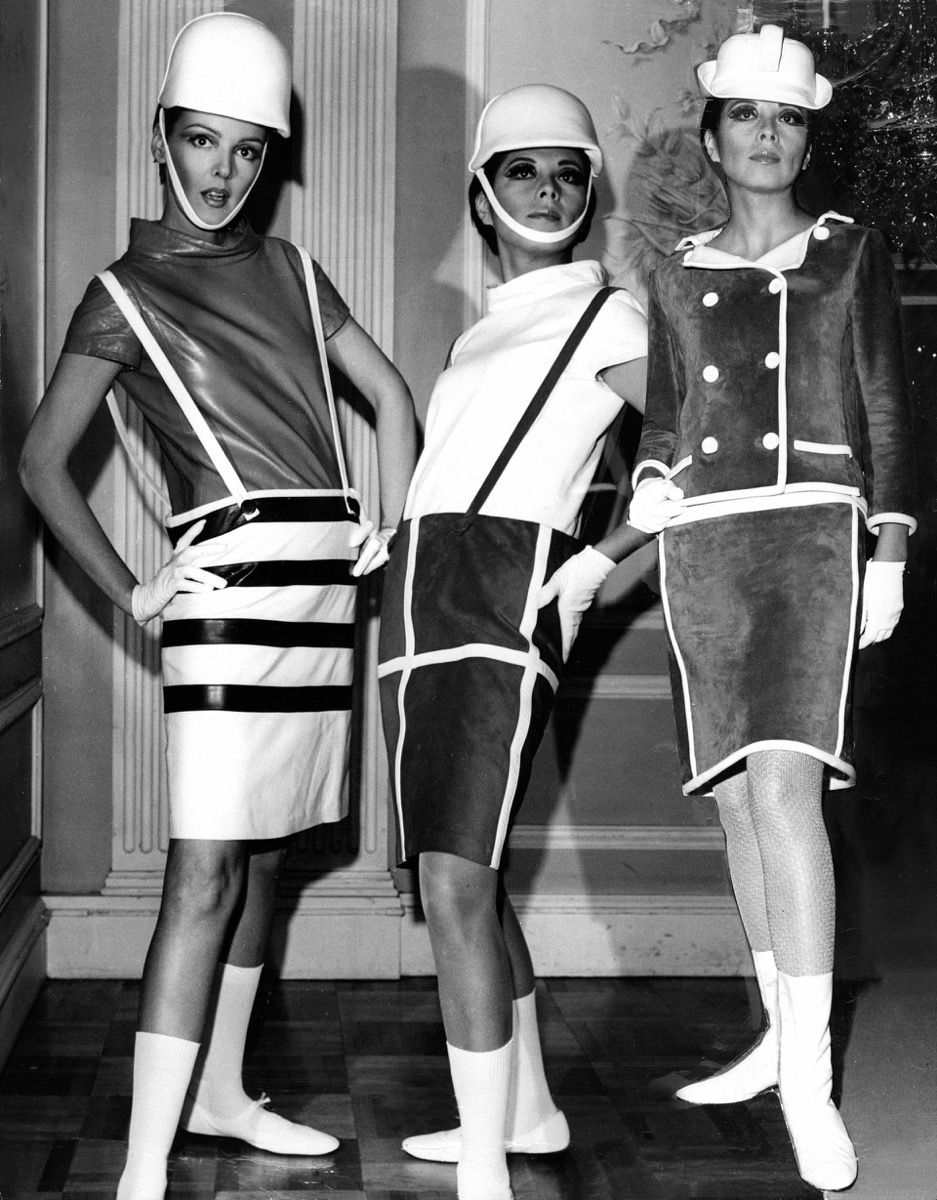 ženske, ki nosijo modo vesoljske dobe, ki jo je oblikoval Andre Courreges
