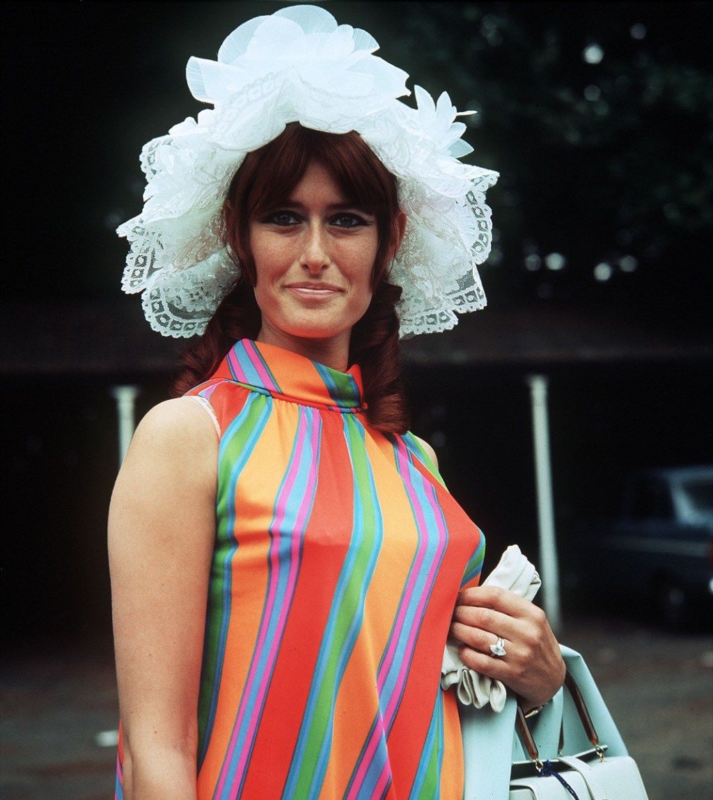 жена, облечена в цветно блокирана рокля в края на 60-те години
