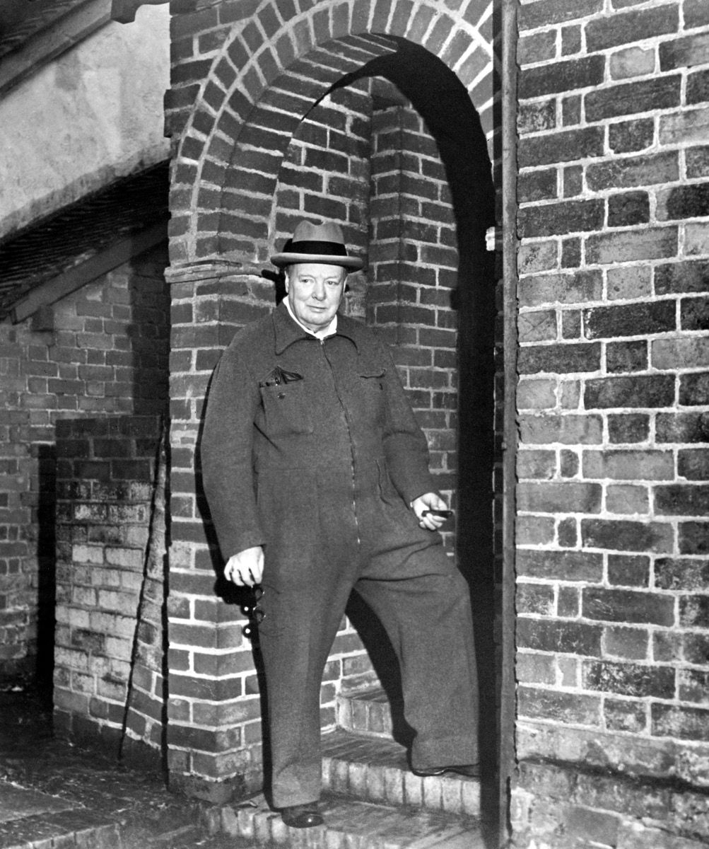 HRAC98 Winston Churchill, joka rentoutuu sireenipuvussa, polttaa sikaria
