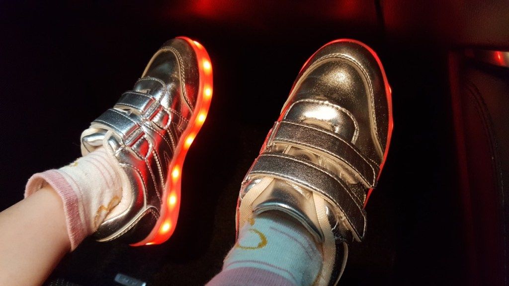 bata na nakasuot ng light-up sneaker