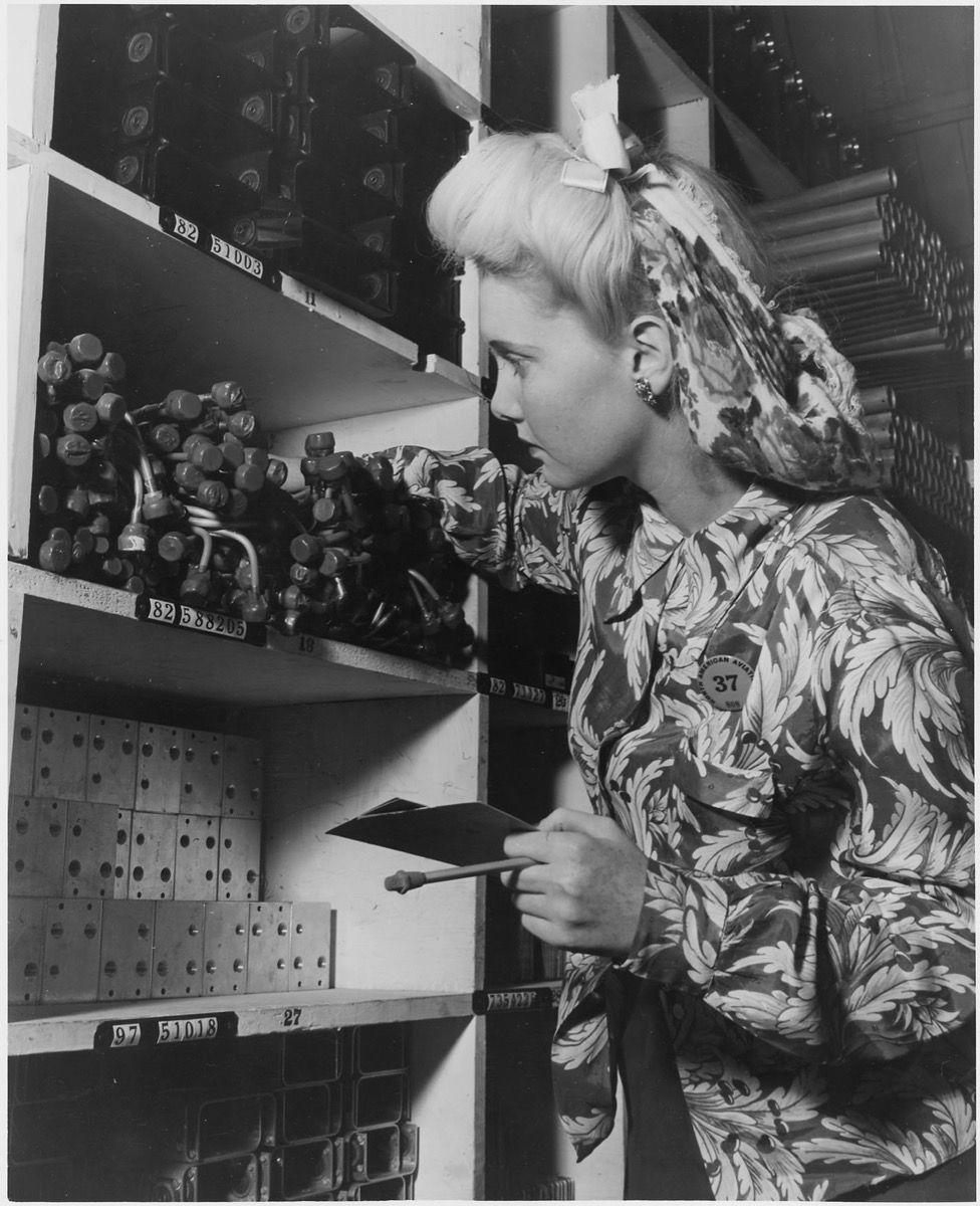 1940 کی دہائی کی عورت بالوں کی بوچھاڑ میں