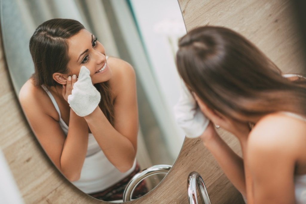Žena koja koristi šminku briše goru kožu