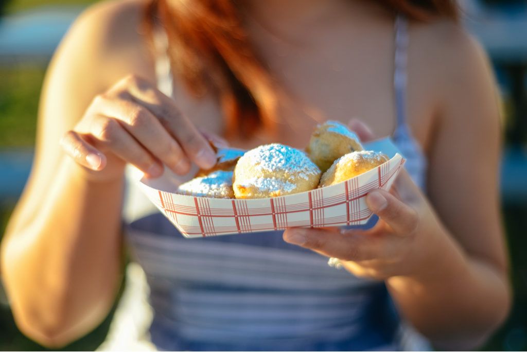 Žena koja jede prženi Oreos Summer Fair lošiju kožu
