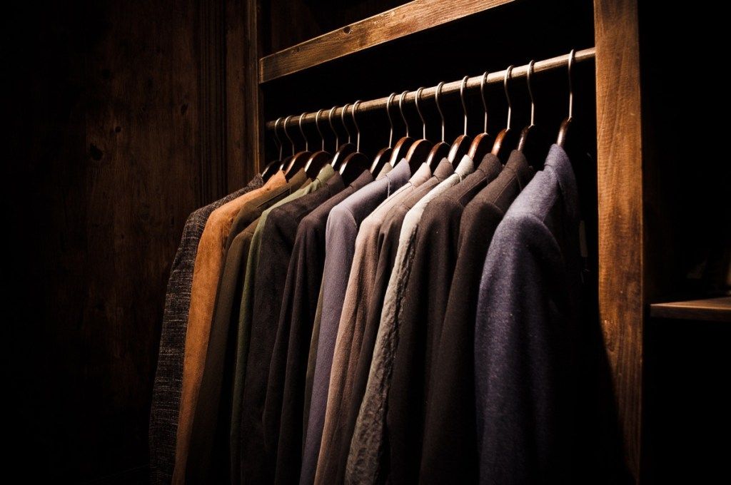 áo khoác trong tủ quần áo