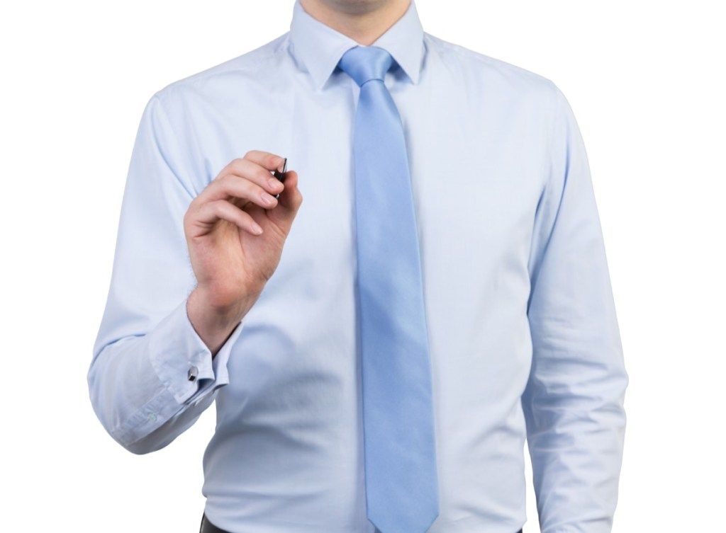 homem vestindo camisa azul claro e gravata azul claro