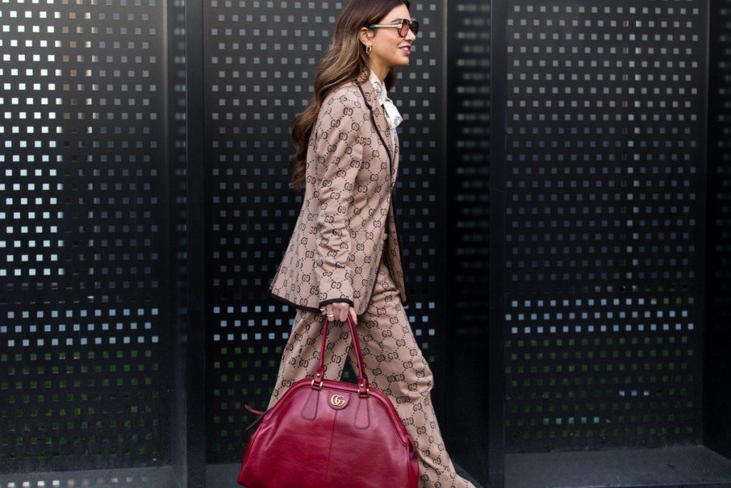 жена, носеща всички гучи на седмицата на модата в Милан