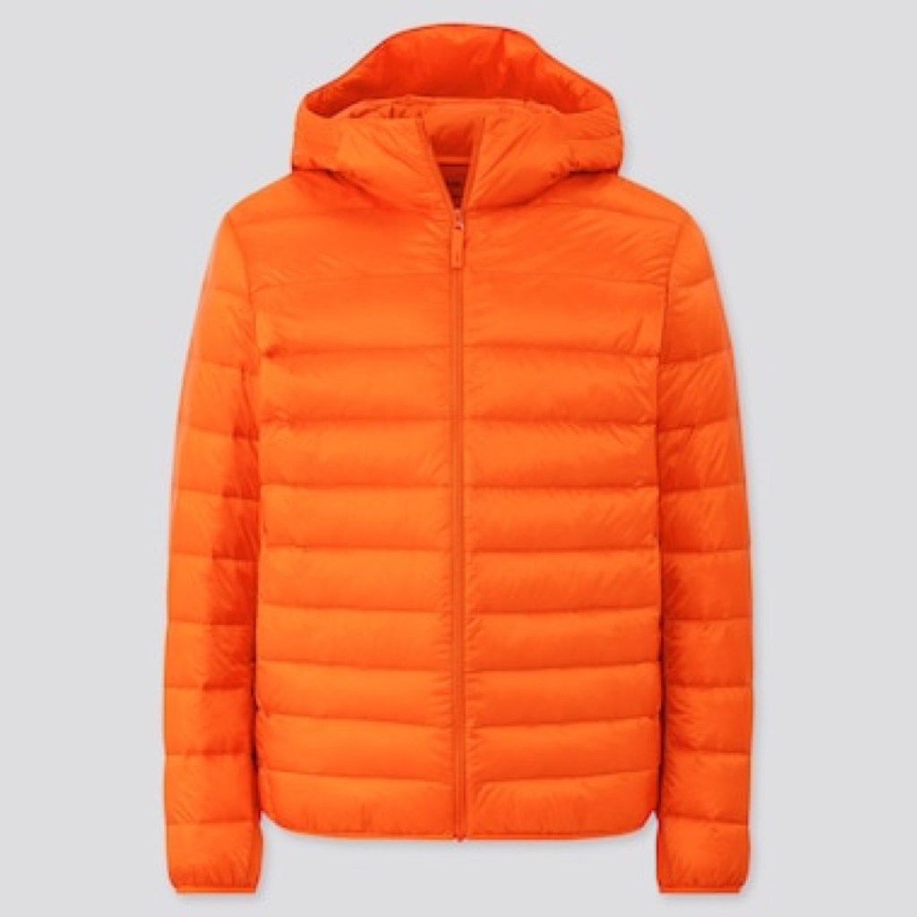 明るいオレンジ色のダウンジャケット