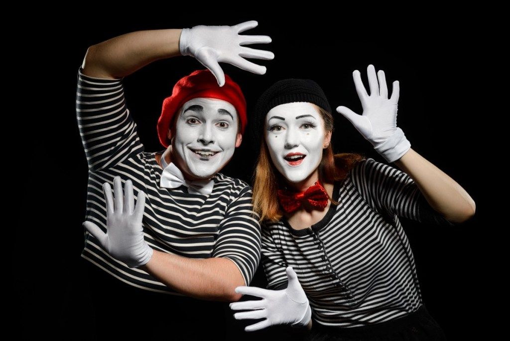 دو افراد نے mimes ، DIY ہالووین ملبوسات کے طور پر ملبوس