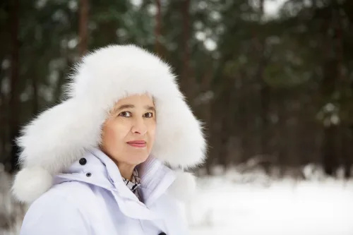   Γυναίκα με λευκό γούνινο καπέλο