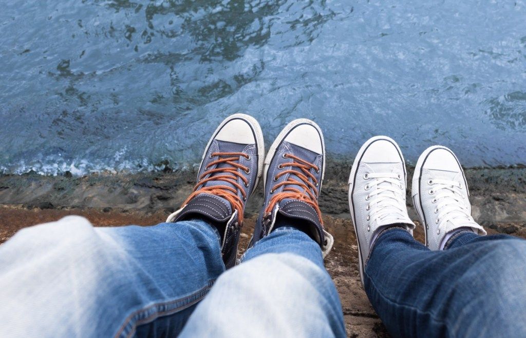 cuplu care poartă pantofi Converse