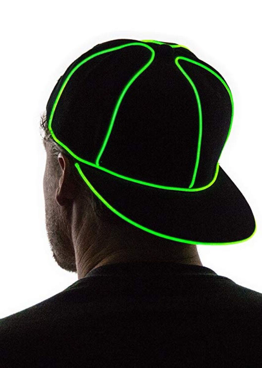 muž v černé a zelené záři v tmavém klobouku