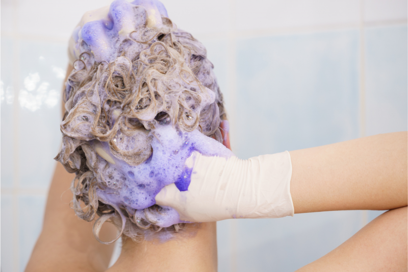   fialový šampón v sprche