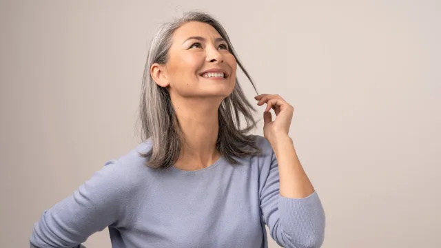 اسٹائلسٹ کے مطابق، یہ جاننے کے 5 طریقے کہ آپ اپنے سرمئی بالوں کو اگانے کے لیے تیار ہیں۔