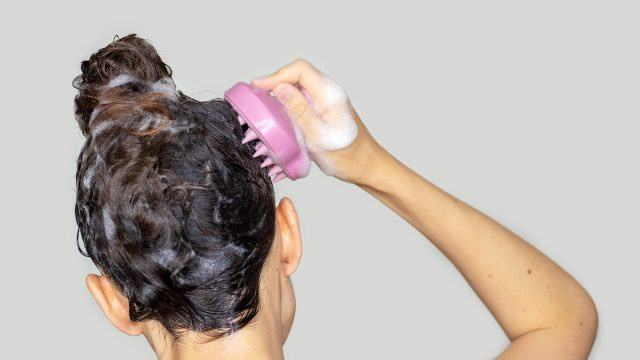 6 tapaa pitää hiuspohjasi terveenä yli 50-vuotiaana, kampaajan mukaan