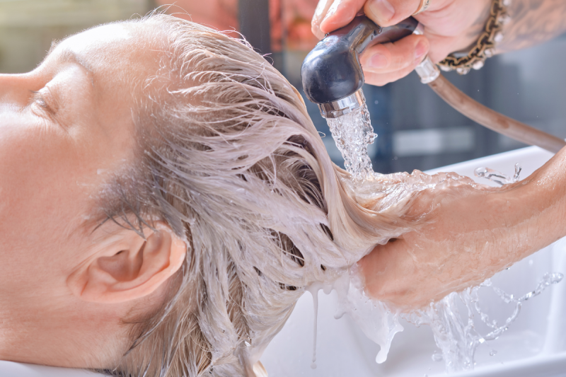   измиване на сива коса в салон