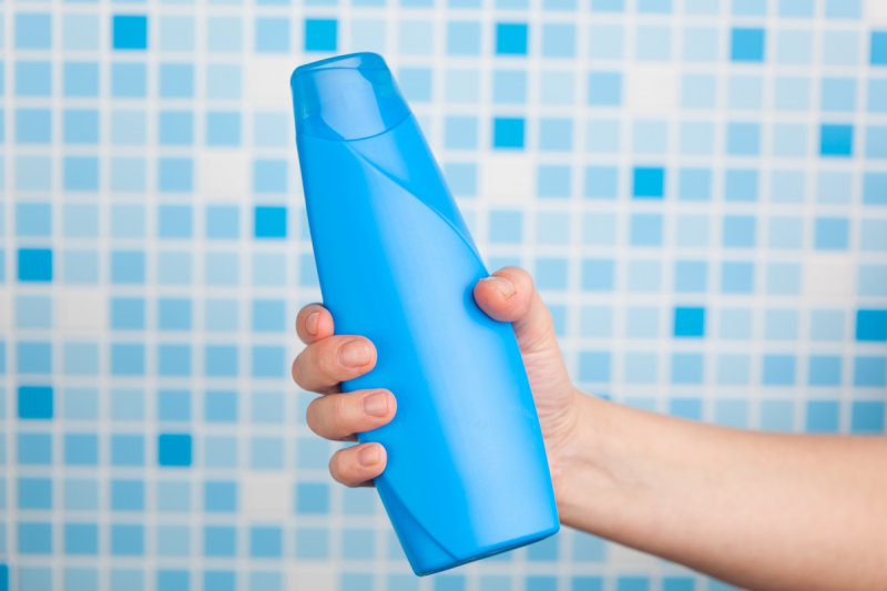   blå shampoo flaske