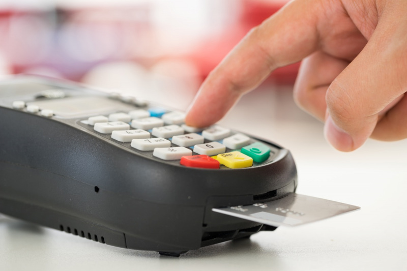   hand med chip kreditkortsläsare