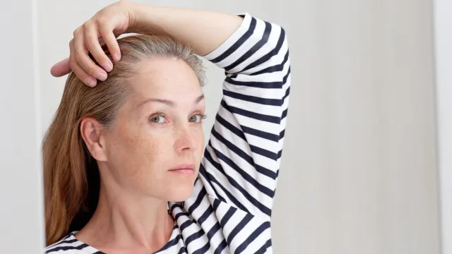 3 tips för att undvika att få grått hår för tidigt, avslöjar naturläkare