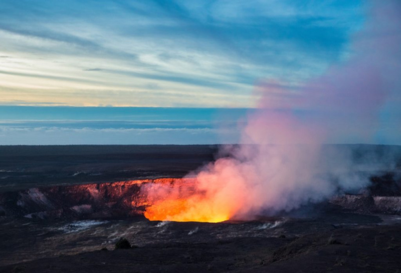   Oheň a para vystreľujúce z krátera Kilauea (Pu'u O'o crater), Hawaii Volcanoes National Park