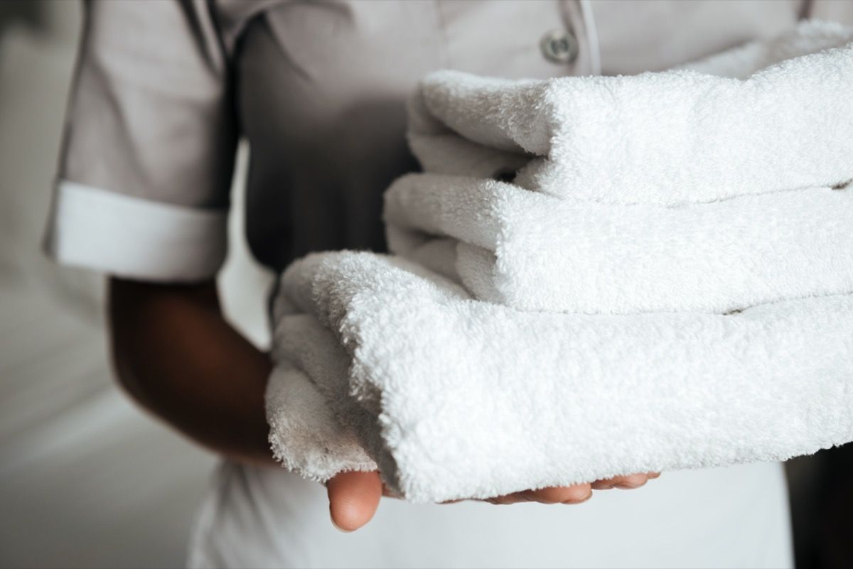 pembantu hotel membawa cucian bersih