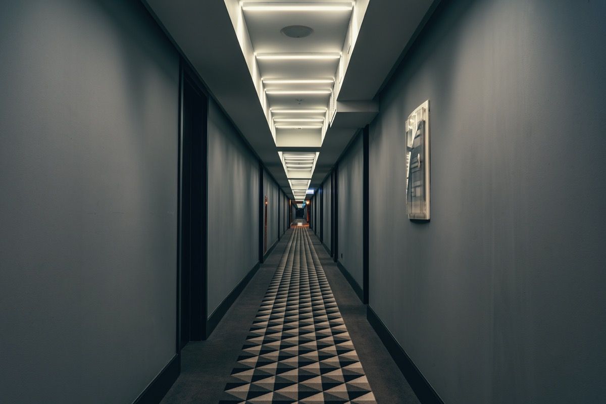 koridor redup di hotel