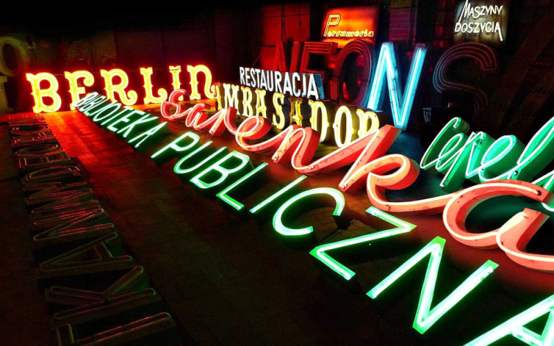   Izgaismotas neona izkārtnes uz zemes Neona muzejā Lasvegasā