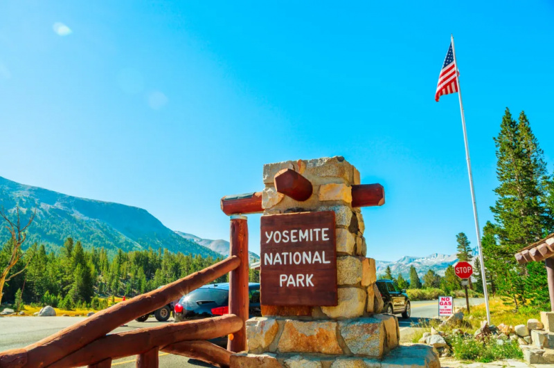   Vstupná brána Yosemitského národného parku s americkou vlajkou v pozadí