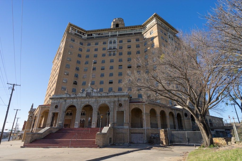 Το αναρριχητικό εγκαταλελειμμένο κτίριο του Baker Hotel Texas