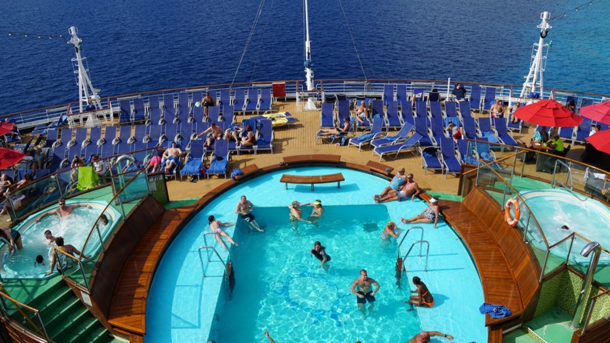 cubierta de crucero con piscina