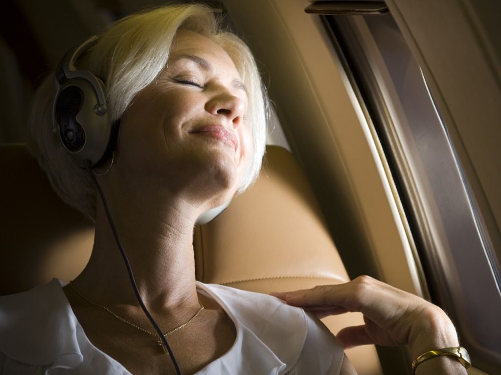 Пътувайте, спите в самолета