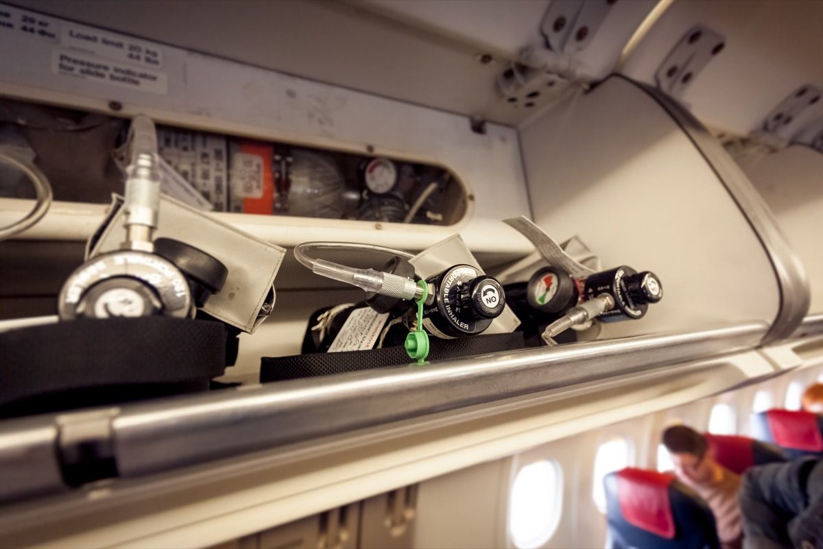 اسطوانات الأكسجين على متن الطائرة