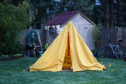   Импровизирана палатка в задния двор
