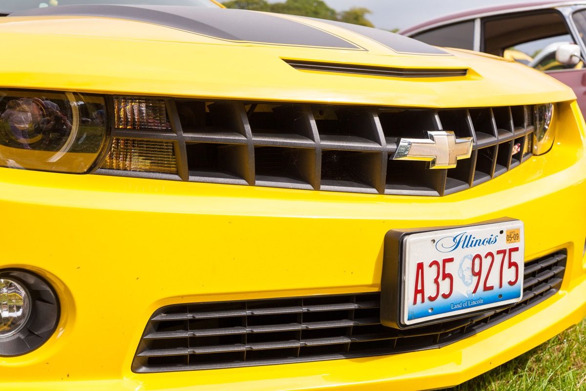 Chevy-car amarillo con matrícula de Illinois, hecho estatal sobre Illinois