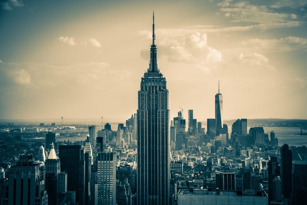 Empire State Building se encuentra en medio del horizonte de Manhattan, hecho estatal sobre Indiana