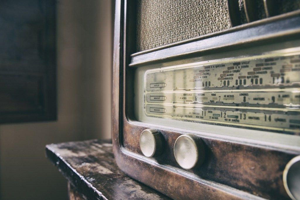 Vananenud raadio puidust korpuses istub antiiklaual, märkige fakt Kentucky kohta